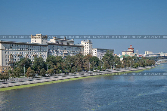 Вид на Космодамианскую набережную с Большого Краснохолмского моста. Москва, Россия (2024 год). Стоковое фото, фотограф Елена Коромыслова / Фотобанк Лори