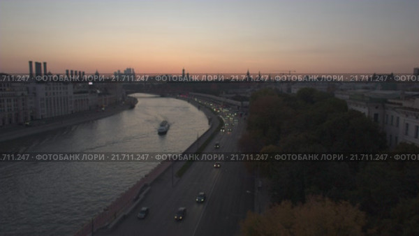 Вид на Кремль и Москву-реку со стороны Москворецкой набережной. Съемка с дрона. RAW. Стоковое видео, видеограф Евгений Ковалев / Фотобанк Лори