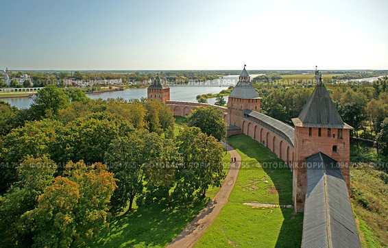 Вид на крепостную стену с башни Кокуй, Великий Новгород (2009 год). Стоковое фото, фотограф Самохвалов Артем / Фотобанк Лори