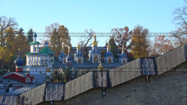 Вид на купола Свято-Успенского Псково-Печерского монастыря октябрьским утром. Печоры, Россия (2017 год). Стоковое видео, видеограф Виктор Карасев / Фотобанк Лори