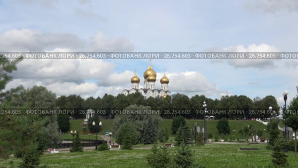 Вид на купола Успенского собора со стрелки рек Волги и Которосли. Ярославль (2017 год). Стоковое видео, видеограф Виктор Карасев / Фотобанк Лори