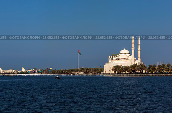 Вид на лагуну Халид и Мечеть Аль Нур (Al Noor Mosque). Шарджа. Объединенные Арабские Эмираты (2014 год). Редакционное фото, фотограф Сергей Афанасьев / Фотобанк Лори
