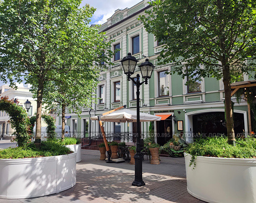 Вид на летнюю веранду Tap&Barrel pub в Столешниковом переулке в Москве. Редакционное фото, фотограф Ирина Климкович / Фотобанк Лори