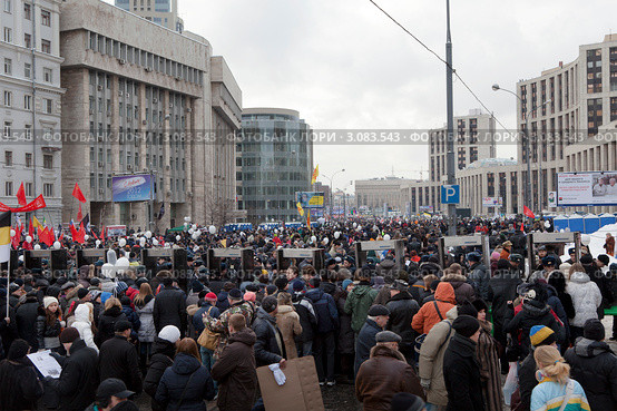 Вид на многотысячный митинг на проспекте Академика Сахарова 24 декабря 2011 года - За честные выборы, город Москва. Редакционное фото, фотограф Николай Винокуров / Фотобанк Лори