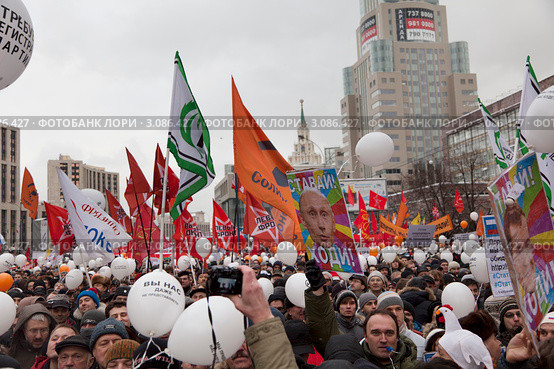 Вид на многотысячный митинг на проспекте Академика Сахарова 24 декабря 2011 года - За честные выборы, город Москва. Редакционное фото, фотограф Николай Винокуров / Фотобанк Лори