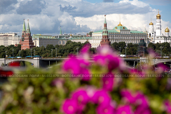 Вид на Московский кремль и Большой Каменный мост летним день, Москва, Россия. Редакционное фото, фотограф Николай Винокуров / Фотобанк Лори