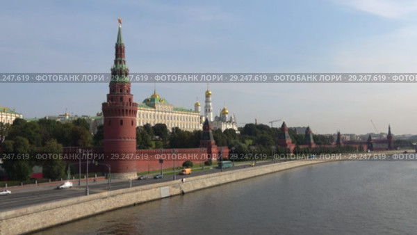 Вид на Московский Кремль и Кремлевскую набережную солнечным сентябрьским утром. Москва (2018 год). Стоковое видео, видеограф Виктор Карасев / Фотобанк Лори