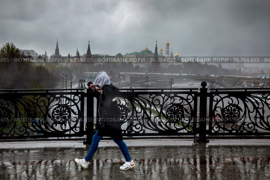 Вид на Московский кремль и Патриарший мост во время проливного дождя в центре города Москвы, Россия (2021 год). Редакционное фото, фотограф Николай Винокуров / Фотобанк Лори