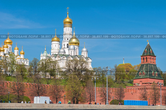 Вид на Московский Кремль и соборы на Соборной площади летним днем. Москва, Россия (2019 год). Редакционное фото, фотограф Pukhov K / Фотобанк Лори