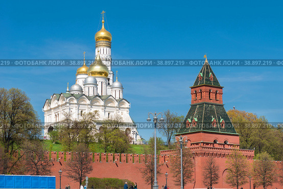 Вид на Московский Кремль, колокольню  Ивана Великого  и соборы на Соборной площади летним днем. Москва, Россия (2019 год). Редакционное фото, фотограф Pukhov K / Фотобанк Лори