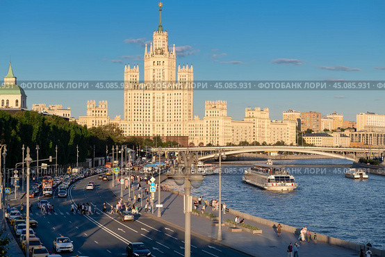 Вид на Москворецкую набережную Москвы-реки и высотное здание на Котельнической набережной (2024 год). Редакционное фото, фотограф Pukhov K / Фотобанк Лори