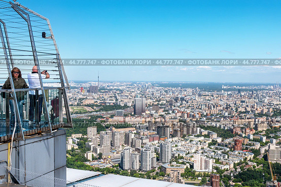 Вид на Москву со смотровой площадки башни Москва-сити (2021 год). Редакционное фото, фотограф Лариса Гордеева / Фотобанк Лори