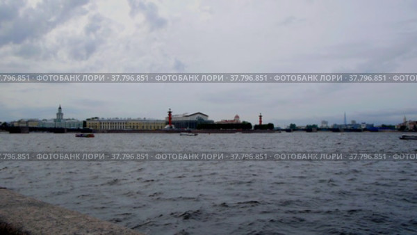 Вид на Неву и Стрелку васильевского острова (2022 год). Редакционное видео, видеограф Vanilla Decline / Фотобанк Лори