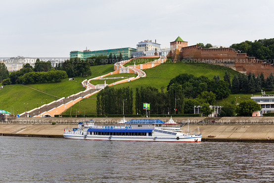 Вид на Нижний Новгород и Чкаловскую лестницу  с Волги (2012 год). Редакционное фото, фотограф Igor Lijashkov / Фотобанк Лори
