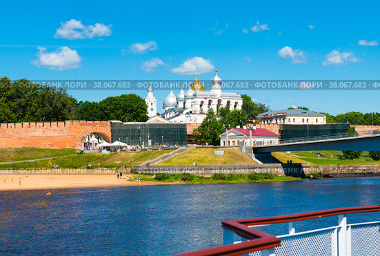 Вид на Новгородский детинец (Новгородский кремль) со стороны реки Волхов. Летний солнечный день. Великий Новгород. Россия (2022 год). Редакционное фото, фотограф E. O. / Фотобанк Лори