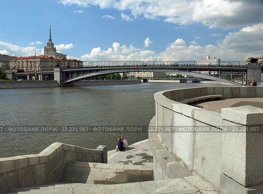 Вид на Новоарбатский мост со Смоленской набережной (2016 год). Редакционное фото, фотограф Самойлова Екатерина / Фотобанк Лори