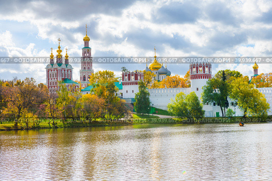 Вид на Новодевичий монастырь. Солнечный день. Осень. Москва. Россия (2022 год). Стоковое фото, фотограф E. O. / Фотобанк Лори