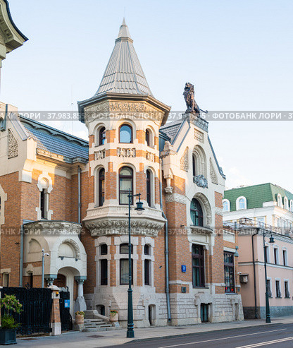 Вид на особняк Кекушевой. Улица Остоженка, дом 21. Летний вечер. Москва. Россия (2022 год). Редакционное фото, фотограф E. O. / Фотобанк Лори