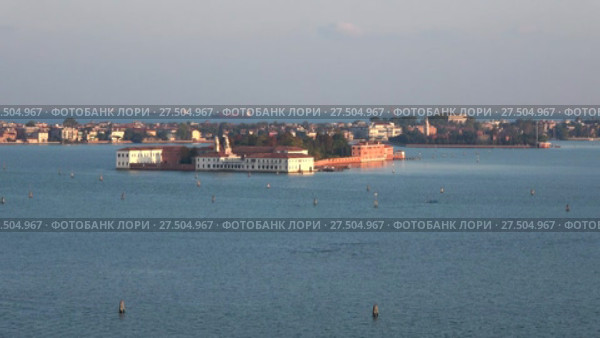 Вид на остров Sacca Sessola (Isola delle Rose) в Венецианской лагуне сентябрьским вечером. Италия (2017 год). Стоковое видео, видеограф Виктор Карасев / Фотобанк Лори