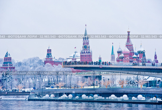 Вид на "Парящий мост" парка «Зарядье», собор Василия Блаженного и Спасскую башню Московского Кремля. Зимняя Москва. Россия (2020 год). Редакционное фото, фотограф E. O. / Фотобанк Лори