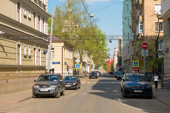 Вид на переулок Сивцев Вражек в весенний день. Москва, Россия (2019 год). Редакционное фото, фотограф Pukhov K / Фотобанк Лори