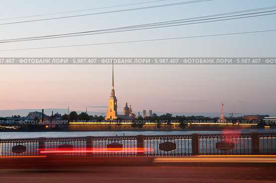 Вид на Петропавловскую крепость с Дворцового моста во время белых ночей. Санкт-Петербург (2014 год). Стоковое фото, фотограф Ольга Визави / Фотобанк Лори