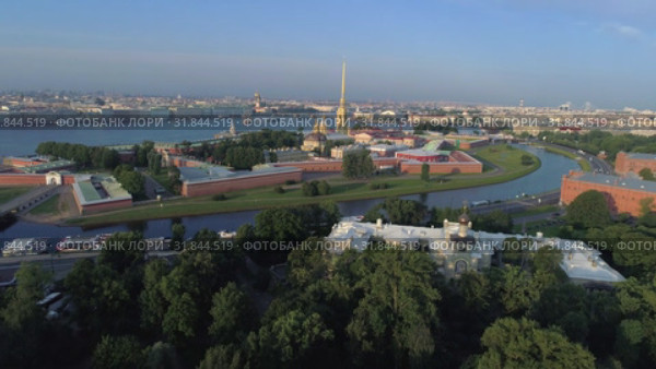 Вид на Петропавловскую крепость солнечным июльским утром (аэросъемка). Санкт-Петербург, Россия (2019 год). Стоковое видео, видеограф Виктор Карасев / Фотобанк Лори