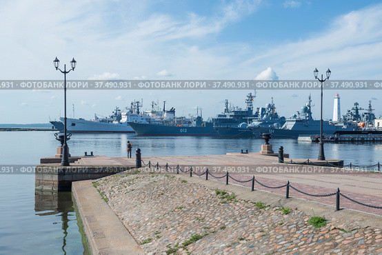 Вид на пирс Петра Великого августовским солнечным днем. Кронштадт (2021 год). Редакционное фото, фотограф Виктор Карасев / Фотобанк Лори