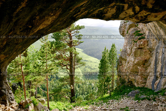 Вид на Плато Лаго-Наки из грота Солнечный, Адыгея. Стоковое фото, фотограф Оглоблин Андрей Николаевич / Фотобанк Лори