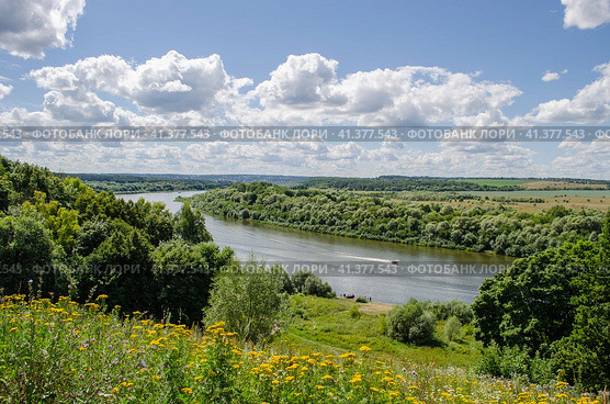 Вид на реку с холма в солнечный летний день. Стоковое фото, фотограф Светлана Корнякова / Фотобанк Лори