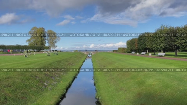 Вид на реку Шингарка и Финский залив с моста. Слева - Сад Бахуса. Нижний парк, Петергоф, Россия. Редакционное видео, видеограф Щеголева Ольга / Фотобанк Лори