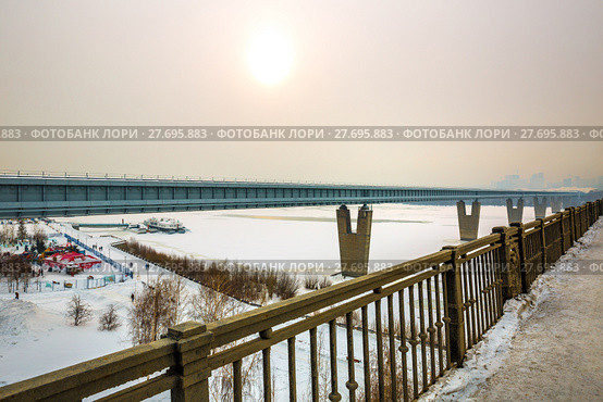 Вид на самый длинный в мире крытый метромост и Михайловскую набережную с Октябрьского  моста. Река Обь, Новосибирск, Сибирь, Россия (2018 год). Редакционное фото, фотограф Евгений Мухортов / Фотобанк Лори