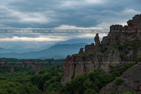 Вид на скалы Белоградчик (Belogradchik) ,природная достопримечательность, Болгария (2019 год). Стоковое фото, фотограф Дымов Игорь / Фотобанк Лори