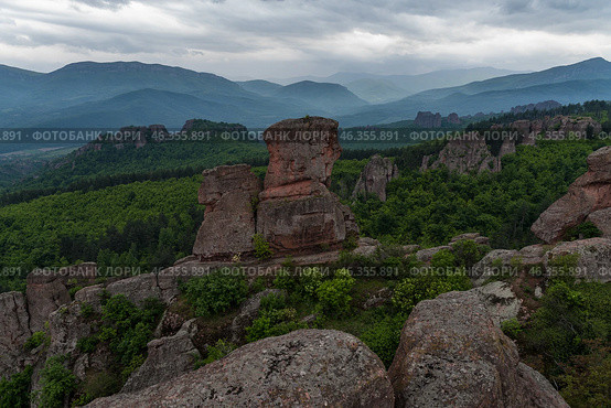 Вид на скалы Белоградчик (Belogradchik) ,природная достопримечательность, Болгария (2019 год). Стоковое фото, фотограф Дымов Игорь / Фотобанк Лори