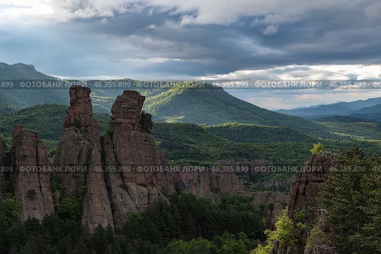 Вид на скалы Белоградчик (Belogradchik) ,природная достопримечательность, Болгария (2019 год). Стоковое фото, фотограф Дымов Игорь / Фотобанк Лори