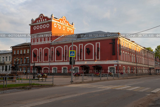 Вид на  старинное здание городского Драматического театра ранним июльским утром. Вышний Волочек (2022 год). Редакционное фото, фотограф Виктор Карасев / Фотобанк Лори