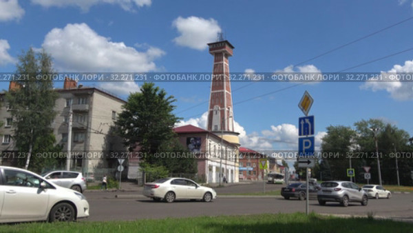 Вид на старинную пожарную каланчу города Рыбинска солнечным июльским днем. Ярославская область, Россия (2019 год). Редакционное видео, видеограф Виктор Карасев / Фотобанк Лори