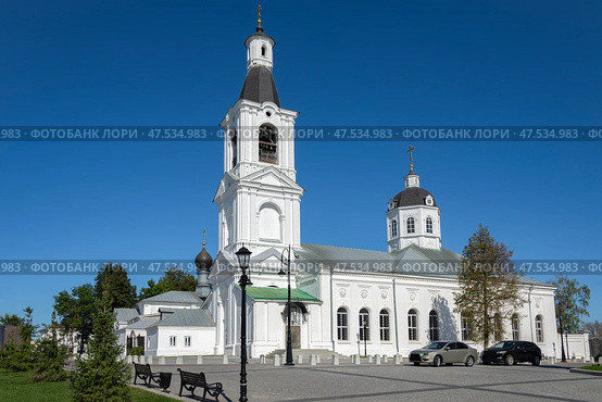 Вид на старинную церковь Иконы Божией Матери "Живоносный источник" (1794 г.), Арзамас. Нижегородская область (2024 год). Стоковое фото, фотограф Анна Карасева / Фотобанк Лори