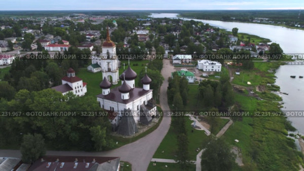 Вид на старинные православные храмы на Соборной площади пасмурным летним утром (аэросъемка). Каргополь, Россия (2019 год). Стоковое видео, видеограф Виктор Карасев / Фотобанк Лори