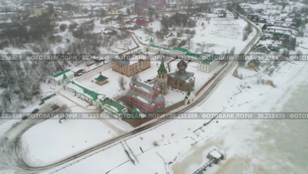 Вид на Староладожский Никольский монастырь пасмурным февральским днем (аэросъемка). Старая Ладога, Россия (2019 год). Стоковое видео, видеограф Виктор Карасев / Фотобанк Лори