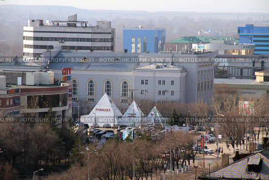 Вид на центральную улицу Караганды (2012 год). Редакционное фото, фотограф Вера Тропынина / Фотобанк Лори