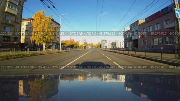 Вид на центральный рынок города солнечным осенним утром в городе Петрозаводске. Вид с капота автомобиля. Оригинальный звук города. Редакционное видео, видеограф Sergei Gorin / Фотобанк Лори