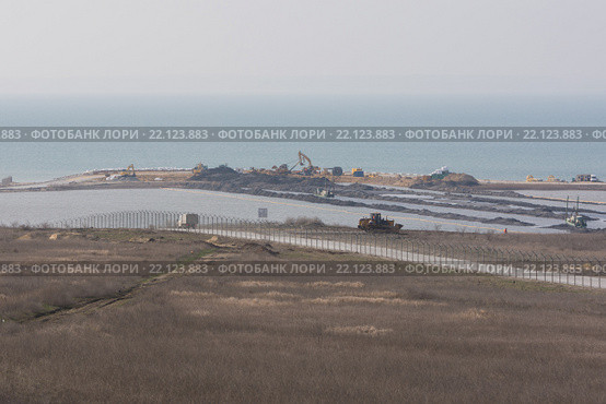 Вид на тузлинскую косу и строительство моста через керченский пролив, со стороны тамани, по состоянию на март 2016. Стоковое фото, фотограф Иванов Алексей / Фотобанк Лори