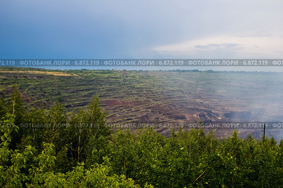 Вид на угольный карьер в городе Коркино, Челябинская область. Стоковое фото, фотограф Александр Усик / Фотобанк Лори