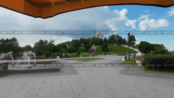 Вид на Успенский собор в городе Ярославле с велосипеда-тандема во время велопрогулки по набережной реки Волга. Городской пейзаж на стрелке (2024 год). Редакционное видео, видеограф Sergei Gorin / Фотобанк Лори