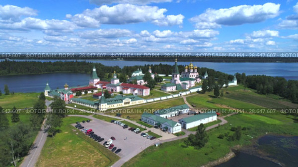 Вид на Валдайский Иверский Богородицкий Святоозерский монастырь солнечным июньским днем (аэросъемка). Россия (2018 год). Стоковое видео, видеограф Виктор Карасев / Фотобанк Лори