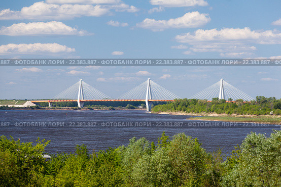 Вид на вантовый мост через реку Оку в солнечный летний день (2014 год). Стоковое фото, фотограф Илья Бесхлебный / Фотобанк Лори