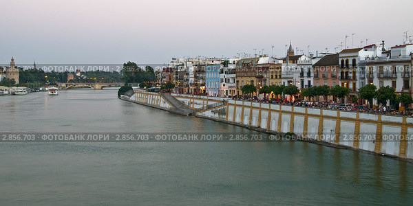 Вид на вечернюю Севилью и реку Гвадалкивир (2010 год). Стоковое фото, фотограф Борис Иванов / Фотобанк Лори