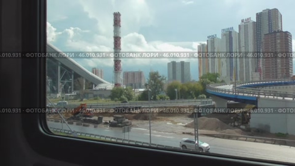 Вид на Волоколамское шоссе, эстакаду и горнолыжный спортивный комплекс в облачную погоду в Красногорске из окна поезда, отъехавшего от станции МЦД Павшино в сторону Москвы (2020 год). Стоковое видео, видеограф Алиса Сокол / Фотобанк Лори