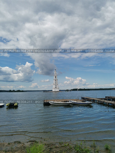 Вид на затопленную колокольня с берега (2023 год). Стоковое фото, фотограф Юлия Кваскова / Фотобанк Лори